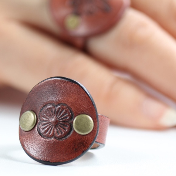 Genuine Leather Ring Brown Antiqued Brass Floral - Picture 3 of 7